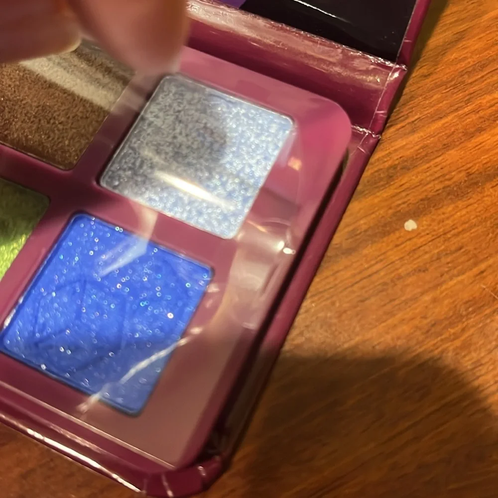 NEW Shimmer eyeshadow palette, 12 bold colors: Welcome to SIN CITY- Las Vegas - Picture 9 of 10